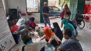 Pelatihan Budidaya Tanaman Keluarga Disabilitas dengan Media Botol Bekas
